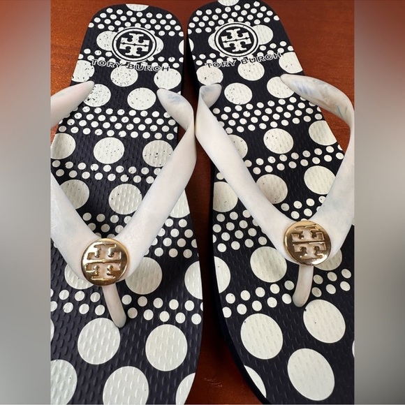 Tory Burch Polka Dot Black Cream Classic Flip Flop
Sandals Size 8.5 - Picture 4 of 6